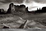 Monument Valley patří mezi nejhezčí místa v USA a rozhodně stojí za návštěvu. Nesklízí obdiv jen u turistů, ale v minulosti posloužilo i jako kulisa pro nafocení mnoha reklam (např. Marlboro) a natočení nejednoho dobrodružného a westernového filmu