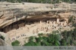 n.p.Mesa Verde (španělsky zelený stůl) se nachází v jihozápadním Coloradu na "zelené" náhorní plošině vypadající jako stůl, kde v kaňonech a jeskyních zůstaly pozůstatky a ruiny  starobylého indiánského kmene Pueblos, též známého pod jménem Anasazi