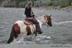 Odvážná cowgirl a její strakáč při brodění řeky :-)