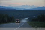 Aljašská dálnice není popravdě dálnice - je to obyčejná, asfaltem pokrytá, občas kamenitá a prašná, velmi nebezpečná cesta divočinou. Je dlouhá 2237km a čekají na ní na vás nástrahy jako únava, nezpevněný povrch, srážky se zvířaty, požáry a jiné...