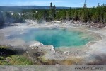 V Yellowstonu je mnoho jezírek s vyvěrajícími horkými prameny, bublajícím bahnem...