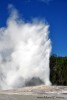 ...a gejzíry. Na obrázku je ten nejznámější a "nejvěrnější" Old Faithful, který vystřikuje mohutný gejzír v pravidelných intervalech v průměru po 64,5 minutách občas až do maximální výšky 56 metrů