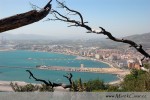 Pohled z Gibraltarské skály na město La Linea ve Španělsku. Kousek vlevo je Algeciras, město odkud jezdí trajekty do Afriky