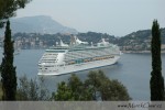 Občas v jedné ze zátok v Nice zakotví taková menší loďka se zhruba 2000 pasažéry na palubě :)