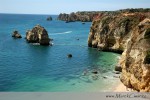 Pobřeží na Algarve je členité - plné skalních stěn, mostů, a jeskyní v kombinaci s hezkými plážemi