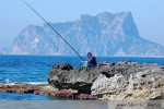 Rybář ve městě Calp (též Calpe), kde více než polovinu celkového počtu obyvatel tvoří cizinci. V pozadí je "malý Gibraltar" skála velmi podobná pravému Gibraltaru na jihu Španělska