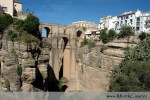 Ronda je moje jedno z nejhezčích měst Španělska. Je postaveno na dvou vysokých skalnatých kopcích rozdělené hlubokou roklí přes kterou vede kamenný most spojující obě části města