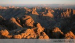 Východ slunce na Sinaji. Pohled z vrcholu hory Sinaj, na jejímž vrcholu jsme spali a kde podle tradice Bůh předal Mojžíšovi kamenné desky zákona - Desatera, které dnes najdeme v Bibli v druhé knize Mojžíšově (Exodus) v dvacáté kapitole