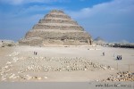 Džoserova pyramida v Sakkáře, jejímž stavitelem byl Imhotep, je první postavenou pyramidou v Egyptě. Skládá se pouze z nepálených cihel a byla původně poskládána z šesti mastab (hrobek) poskládaných postupně na sebe