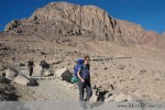 Sestup z hory Sinaj jednou ze dvou nejvíce používaných cest. Samotná hora Sinaj na obrázku vidět nejde - nachází se až za skalnatým kopcem v pozadí