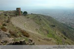 Starodávný Pergamon byl postaven strategicky vysoko na kopci s nádherným výhledem do širokého okolí. Pokud není opar, jako na mojí fotografii, je zde vidět hodně daleko. Dolu se nachází novodobé město Bergama
