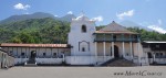 Kostel v městečku Santiago Atitlán, pod sopkami Volcán Tolimán 3 158m (vlevo) a Volcán Atitlán 3 537m (vpravo)