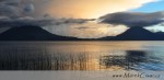 Jezero Atitlán v podvečer těsně před obrovskou bouří, ve které můj stan obstál v nelehké zkoušce. Ačkoli raději spím venku na karimatce nebo v hamace, od tohoto dne jsem přestal litovat, že jsem si ho na tuto cestu koupil a vláčil ho sebou