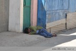 Lidi ležící a spící na chodníku, nebo ulici uvidíte často. 