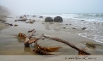 Proslavené Moeraki boulders jsou zvláštní obrovské kulaté kameny povalující se na pláži, na které se jezdí dívat spousta turistů.