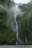 Během plavby na lodi skrze Milford Sound uvidíte několik krásných vodopádů padajících z okolních hor a při troše štěstí i lachtany, delfíny a další živočichy. 