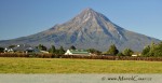 Nádherná sopka Mt. Taranaki se majestátně vypíná z rovinaté krajiny plné dairy (mléčných) farem do výšky 2518m. Nás okouzlila na první pohled a bylo nám jasné, že z této oblasti neodjedeme dříve, dokud se na svět nepodíveme z jejího vrcholu.