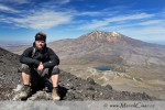 Výhled z vrcholu kráteru sopky Ngauruhoe směrem na jih. V pozadí sopka Ruapehu a pod ní jezero Upper Tama lake. Při výstupu nám opět přálo počasí, jako v podstatě po celou dobu našeho pobytu na Zélandu.