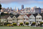 Viktoriánské domy v kontrastu s mrakodrapy v San Franciscu