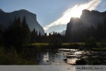 Ranní rozbřesk v hezkém národním parku Yosemite v Kalifornii. Skála vlevo je zejména mezi horolezci oblíbený El Capitan